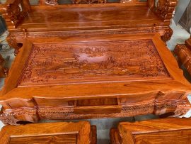 Bàn có ngăn kéo tiện lợi. mặt bàn đục tay tranh phong thủy sinh động trên tấm gỗ hương đá nguyên khối to và dày