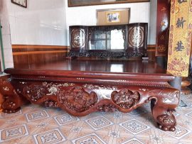 Sập đục chi tiết 3 mặt, phủ sơn PU bóng mịn dưỡng gỗ cả trong lẫn ngoài