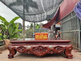 Vẻ đẹp được nhân đôi khi bộ sập kết hợp giữa các chi tiết đục kênh bong và hoa văn khảm trai lấp lánh