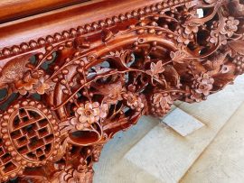 Cận cảnh họa tiết hoa Mai, chim điểu và chữ thọ đục kênh bong sắc nét trên quây sập