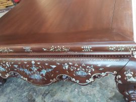 Sập cổ liền chạm hàng ngọc trai tròn đều răm rắp xung quanh