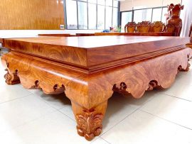 Mặt ván dày dặn. Chân Lân quỳ bản to vừa bề thế vừa vững chãi. Các góc vuông vắn không nét thừa