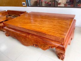 Mặt sập ghép từ 2 tấm gỗ hương vân nguyên khối, ván tràn không đóng khung, vừa đẳng cấp vừa lạ mắt.