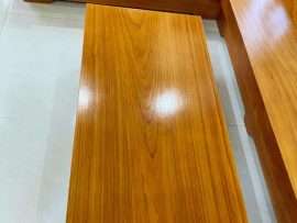 Mặt bàn phẳng trơn, không đóng khung, sử dụng tấm gỗ kate vân đẹp