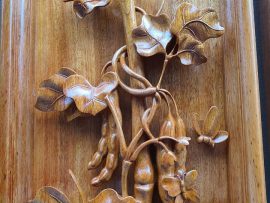 Cây đậu - Bùi: biểu tượng cho thành quả tốt đẹp. Chi tiết đục kênh bong sắc nét