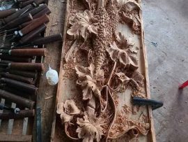 Nghệ nhân lâu năm của làng nghề mỹ nghệ Liên Hà trực tiếp chế tác, đục khắc