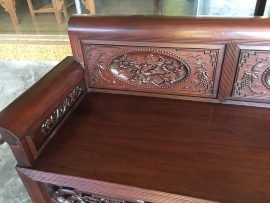 Họa tiết hoa cúc vạn thọ chạm tinh tế trên vách ghế