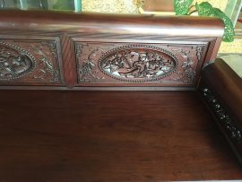 Hoa mai chim trĩ nổi bật trên nền gỗ gụ cổ