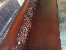 Mặt ghế được chà phẳng mịn, đánh bóng bằng vecni. Làm từ tấm gỗ gụ dài nguyên bản