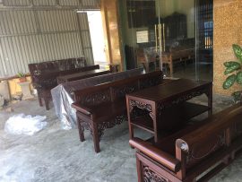 Bộ trường kỷ phù hợp làm nơi tiếp khách, đàm đạo với chén trà xanh nghi ngút