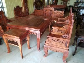 Chân ghế và chân bàn mềm mại, uyển chuyển nhưng vẫn rất vững chãi