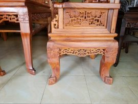 Các họa tiết được người thợ mộc khéo léo lồng ghép với nhau, đục khắc cả mặt trong lẫn ngoài