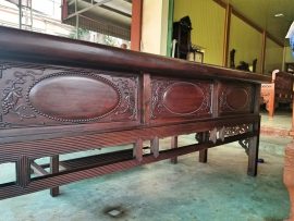 Mặt sau đoản dài cũng được trang trí hoa văn và tràng ngọc bắt mắt