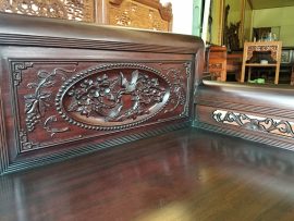 Họa tiết Mai Điểu được nghệ nhân khắc họa sinh động trên chương ghế