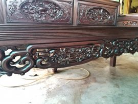 Phần chính giữa dạ ghế chạm họa tiết dơi ngậm thọ cài hoa mai vô cùng tinh xảo