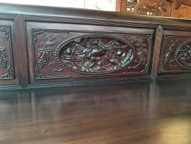 Họa tiết Sen Vịt nằm chính giữa vách tựa ghế