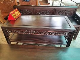 Mẫu bàn đặc trưng của bộ trường kỷ: 3 tầng, mặt trên và tầng giữa dùng tấm gỗ liền khối, tầng cuối thường ghép bởi các thanh gỗ rời.