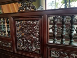 Hoa văn lá dắt được nghệ nhân đục chạm khéo léo tỉ mỉ tạo điểm nhấn nổi bật