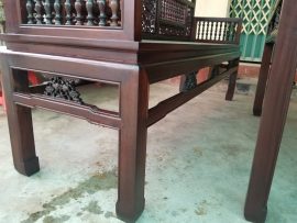 Chân ghế thon gọn dáng quặp, yếm điểm xuyết hoa trái nhỏ nhắn làm tăng thêm vẻ đẹp của bộ trường kỷ