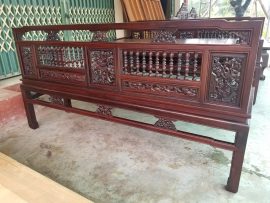 Mặt sau bộ trường kỷ cũng được đục khắc chi tiết và đồng bộ như mặt trước