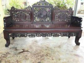 Ghế dài của trường kỳ cổ đồ được phun màu trầm tạo nên vẻ đẹp riêng biệt