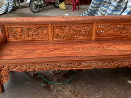 Đoản ghế trường kỷ mẫu đục thủng nền trên tấm gỗ lim xanh nguyên khối. Ghế rộng ngồi được 3-4 người