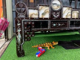 Các đường nét đục kết hợp với khảm ốc tạo ra một sản phẩm hoàn hảo