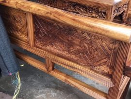 Mặt sau ghế trường kỷ chạm nét vuông vắn, phủ sơn PU dưỡng gỗ