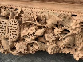 Cận cảnh họa tiết Mai Điểu đục kênh bong trên nền gỗ gụ cực kỳ sinh động - Chỉ có nghệ nhân tay nghề lâu năm mới có thể làm được điều này