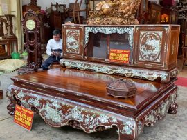 Bộ sâp khảm ốc VIP cùng tủ chè mang lại sự sang trọng, đẳng cấp cho không gian căn phòng