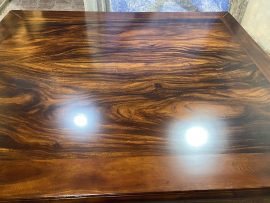 Mặt sập được đánh giáp mịn, bóng loáng dưới bóng điện