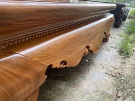 Sập cổ liền với hàng ngọc chạm đều tam diện