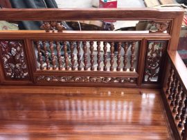 Toàn bộ con tiện đều xoay được, khác hẳn với hàng bình dân tiện lắp cố định. Điều này đòi hỏi tay nghề cực cao của người thợ mộc