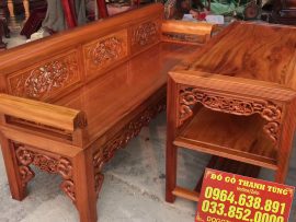 Chân ghế to với 11 chỉ thẳng tắp, mặt ghế tràn gỗ gụ mật nguyên tấm