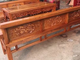 Bộ trường kỷ đục dắt tinh xảo nên 2 mặt trước và sau của ghế đều có thể thấy được họa tiết.