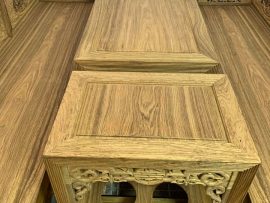 Mặt bàn và mặt đôn đóng khung dày dặn. Bàn 3 tầng truyền thống