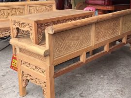 Mặt sau bộ trường kỷ vai lật chạm nổi chữ vạn. viền chạm 7 chỉ