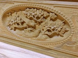 Mai Điểu đục chi tiết trên nền gỗ kate