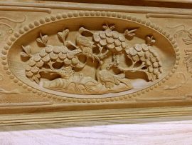 Tùng Hạc đục tay trên chương ghế