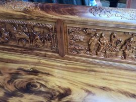 Chương đoản chia thành 3 ô, mỗi ô khắc 1 hoạt cảnh trong Tam Quốc diễn nghĩa. Mặt ghế ván tràn vân xoắn đen đẹp lạ.