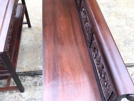 Mặt ghế tràn được cắt từ tấm gỗ gụ mật to, liền khối