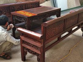 Mặt sau ghế đoản chạm họa tiết đơn giản nhưng vẫn đẹp và ấn tượng