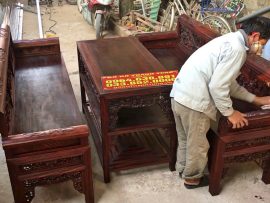 Người thợ mộc đang hoàn thiện những bước cuối cùng trước khi đóng gói giao trường kỷ cho gia chủ