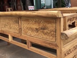 Mặt sau cả ghế được trang trí bởi những đường kẻ đơn giản nhưng đầy nghệ thuật