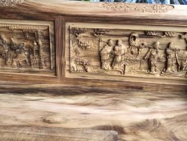 Cận cảnh họa tiết Tam Quốc được đục kênh bong sắc nét