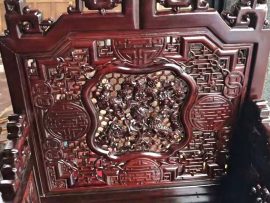 Vách tựa đục Ngũ Lân vờn cầu - một điển tích kinh điển của lịch sử. Xung quanh đục mộng thủng các đường triện, tiền vàng và chữ vạn