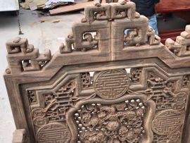 Từng họa tiết trên trường kỷ được người thợ mộc chăm chút tỉ mỉ, không một chi tiết thừa