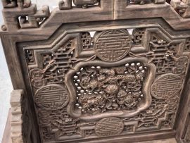 Cận cảnh chi tiết đục sắc nét Ngũ Lân - tiền vàng - chữ vạn.