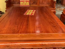 Bàn kích thước lớn sử dụng 2 tấm gỗ hương đá vân đẹp ghép lại.