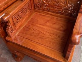 Mặt ván ghế đơn được xử lý kỹ, vân đẹp, đóng khung tranh